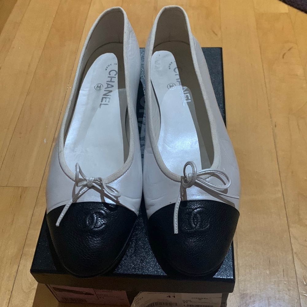 WOMENS CHANEL SIZE 41 BLACK AND WHITE LEATHER BALLET FLATS IN BOX